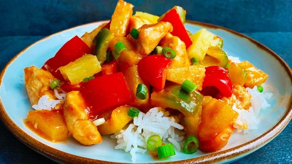 BENS ORIGINAL SOS SŁODKO-KWAŚNY Z KAWAŁKAMI ANANASA 400g 7 Smażone warzywa z kurczakiem na ryżu, orientalna potrawa, zdrowy obiad, przepisy kuchni azjatyckiej, danie z warzyw i mięsa, pełne smaku i kolorów, popularne w dietetyce i gotowaniu, smaczne i szybkie do przygotowania.