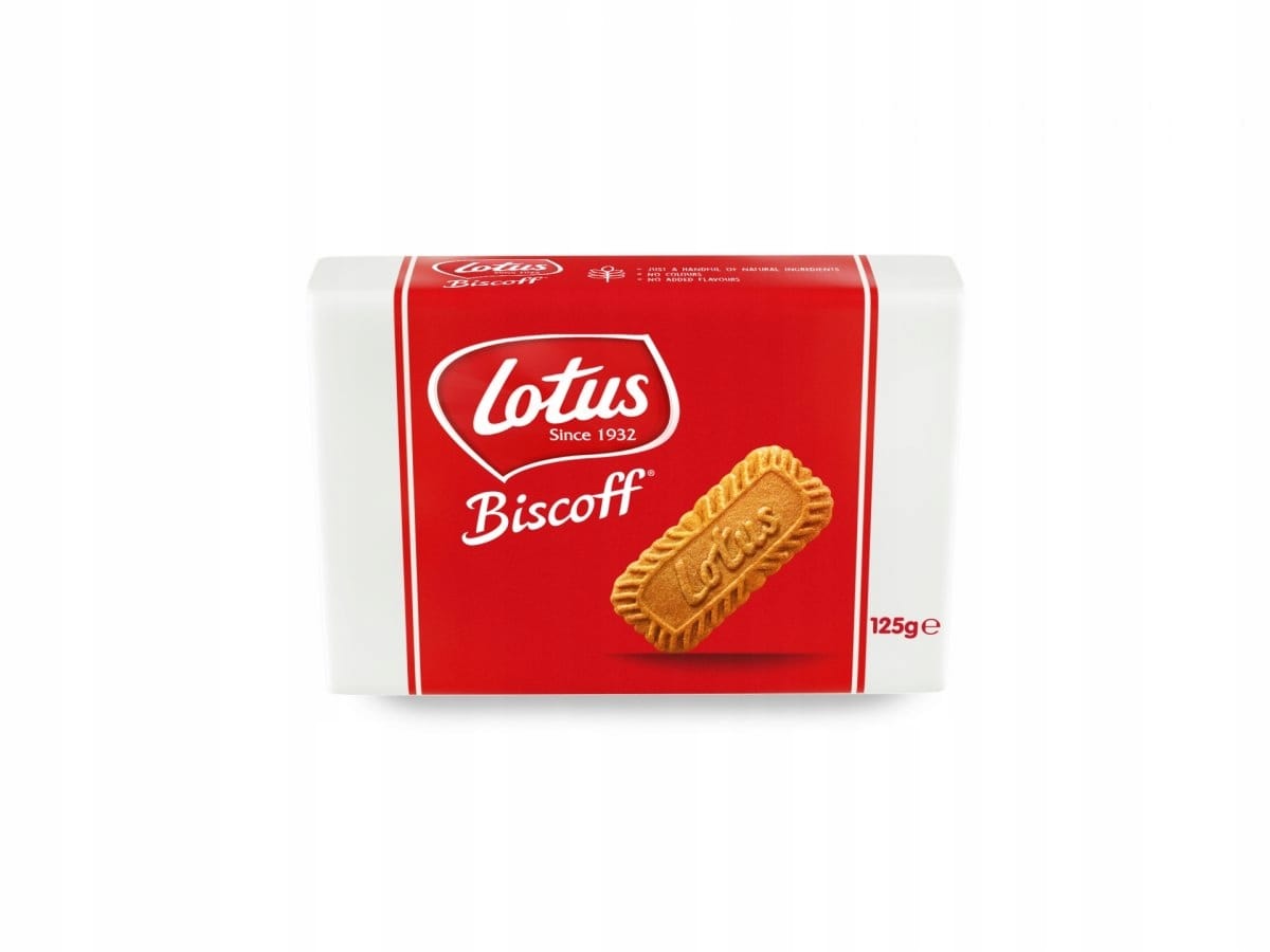 Smakowite herbatniki Lotus Biscoff w opakowaniu, słynne z wyjątkowego smaku i chrupiącej tekstury, idealne jako przekąska do kawy lub herbaty, dostępne w sklepie FlowTea.