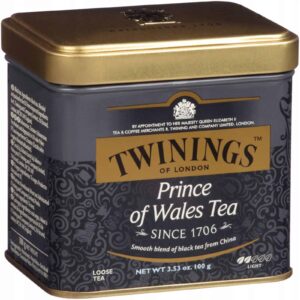 Przedmiot herbaty Twinings Prince of Wales Tea w metalowym pudełku, luksusowa czarna herbata z Chin, klasyczny angielski smak, opakowanie 100 g, produkt wysokiej jakości, delikatne i aromatyczne.
