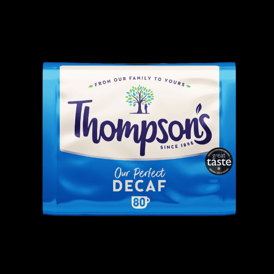 Wyraźne zdjęcie opakowania decaffeinated Thomspson's, nowoczesne, kolorowe, idealne do promowania herbaty bez kofeiny.