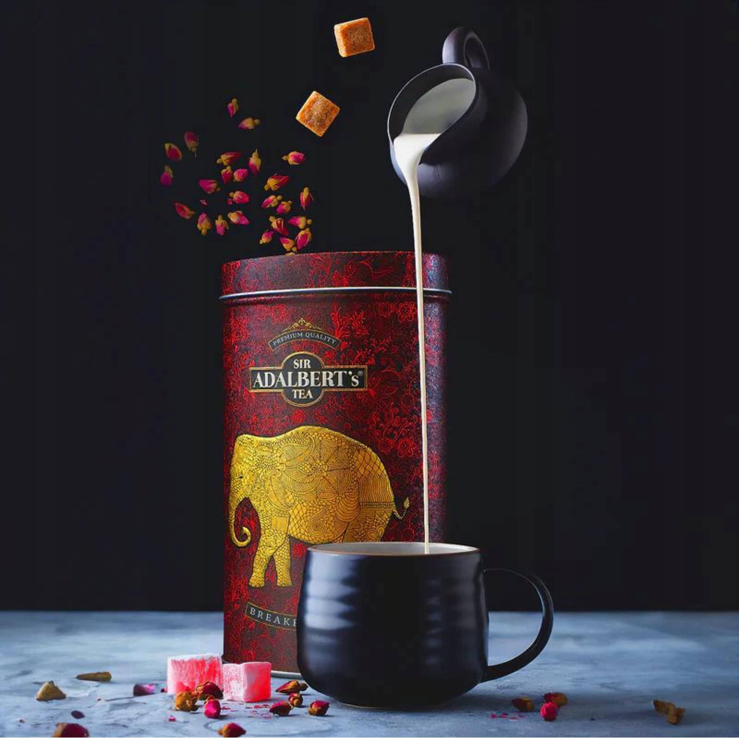 Aromatyczny czarny herbata Sir Adalbert's w eleganckim opakowaniu, mleko i suszone kwiaty róż, idealne do relaksu i codziennego spożycia, wysoka jakość herbaty, luksusowe doznania smakowe.