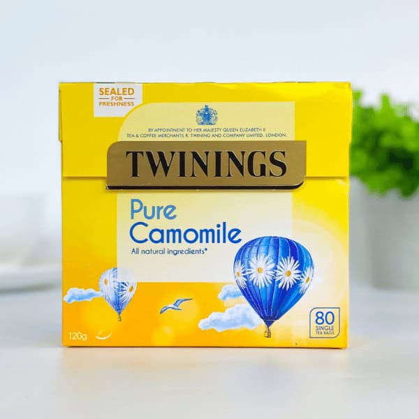 Twinings Pure Camomile – napar rumiankowy bez kofeiny 2 Prześwitująca herbata Camomile Twinings w żółtym opakowaniu, naturalny skład, idealna na relaks i odprężenie, 80 pojedynczych torebek.