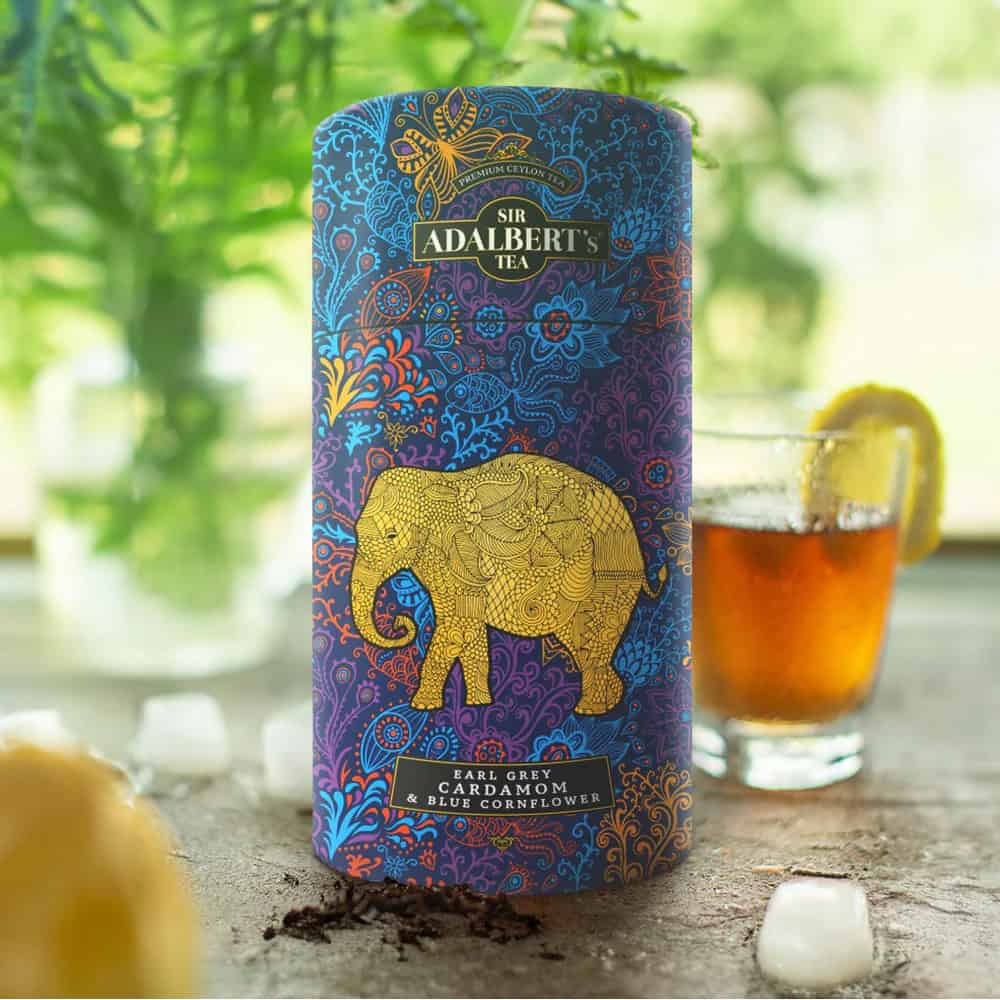 Herbata ADALBERT'S TEA EARL GREY CARDAMOM & BLUE CORNFLOWER - LIŚCIASTA 2 Ekologiczne herbaty na wynos Sir Adalbert's Tea Earl Grey Cardamom & Blue Cornflower, w eleganckim opakowaniu z indiańską grafiką, idealne do relaksu i rozkoszy smakowych, dostępne w flowtea.pl.