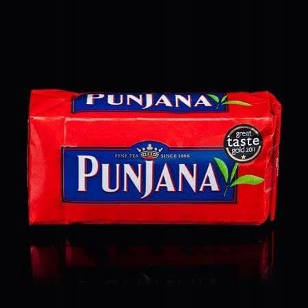 Przyprawiona herbatka Punjana w czerwonym opakowaniu, idealna do przygotowania aromatycznego napoju.