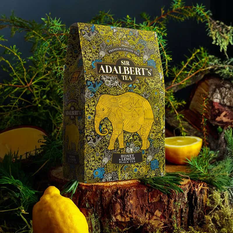 Herbata ADALBERT'S TEA BLACK TEA HONEY & LEMON 2 Sir adalbert's tea ceylon honey lemon black tea opakowanie, wysokiej jakości czarny herbata z cytryną i miodem, naturalna herbata premium, idealna na relaks i pobudzenie, elegancka dla miłośników herbaty z Sri Lanki.