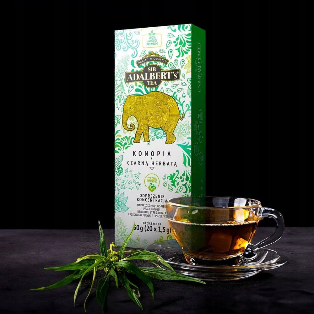 Wywar z konopi z czarną herbatą w szklanej filiżance, na tle zielonego opakowania herbaty Sir Adalbert's Tea, promującej zdrowotne właściwości i relaksację, na czarnym tle.