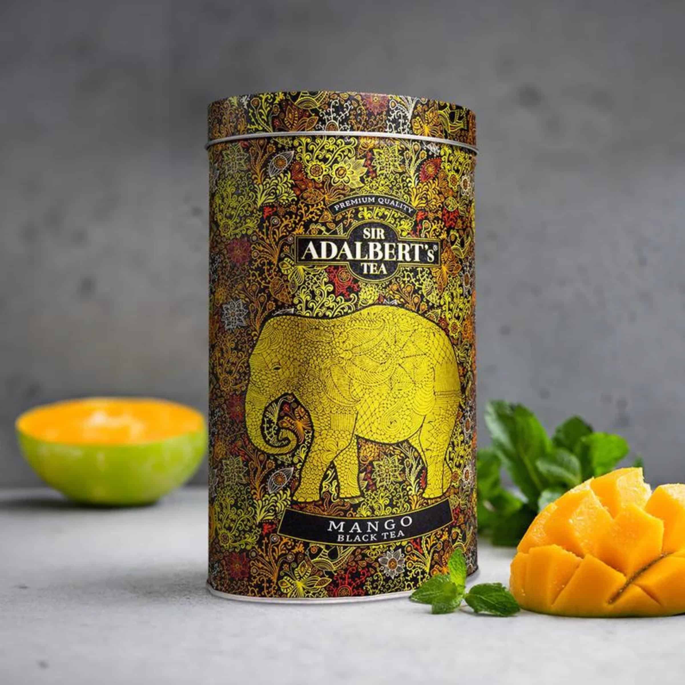 Ekskluzywne opakowanie herbaty czarnej mango Sir Adalbert's Tea, z kolorowym, artystycznym wzorem i eleganckim designem. Idealne dla miłośników wysokiej jakości herbat premium.