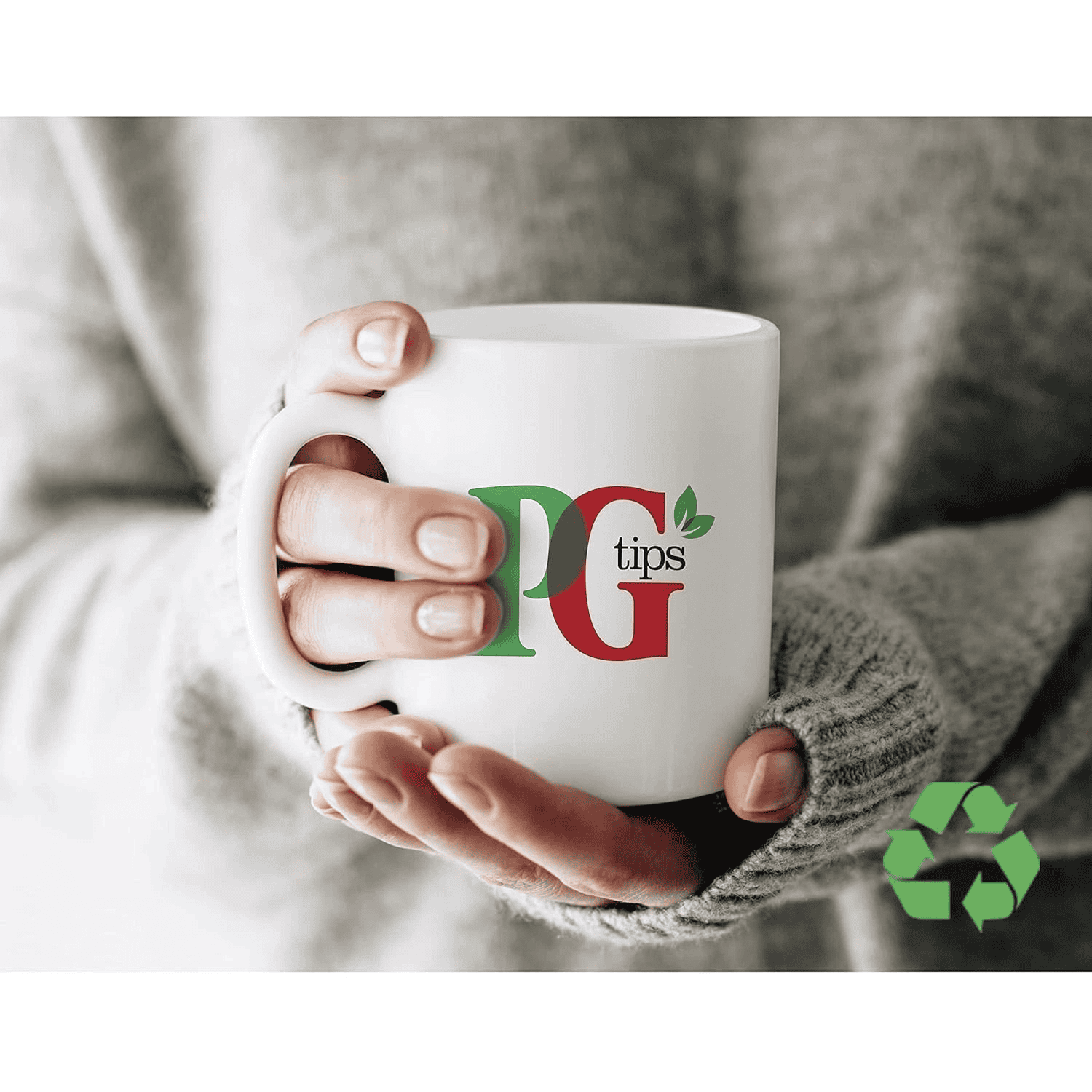PG tips herbata w kubku logo PG Tips ekologia rozpoznawalny kubek z napisem i liściem, naturalny napój herbaciany na wynos, ekologia i zrównoważony rozwój, idealny na chłodne dni, eco friendly.